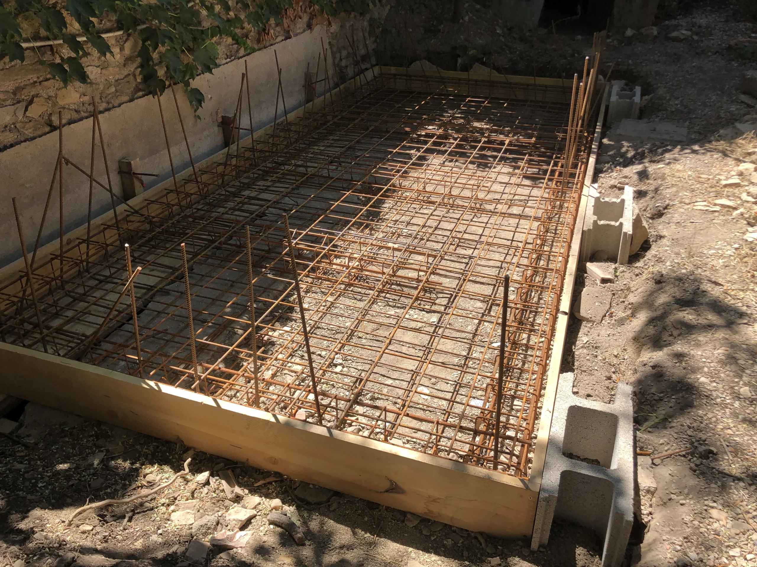 Maçon Nîmes construction piscine au debut fondation